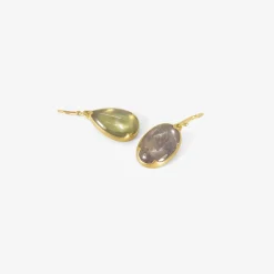 18k & green/mauve sapphire mismatched earrings, 15.22ct