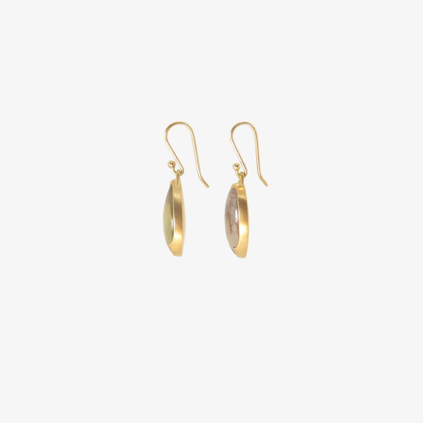 18k & green/mauve sapphire mismatched earrings, 15.22ct