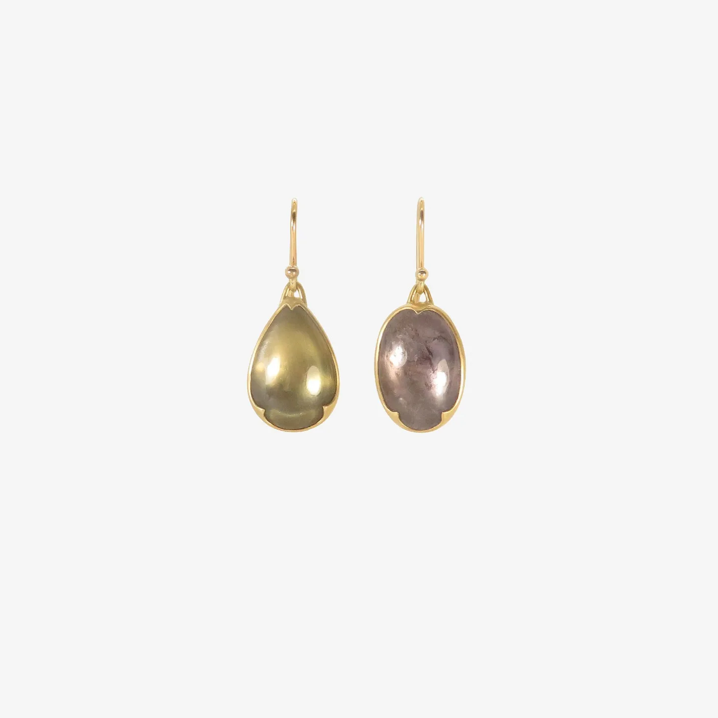 18k & green/mauve sapphire mismatched earrings, 15.22ct