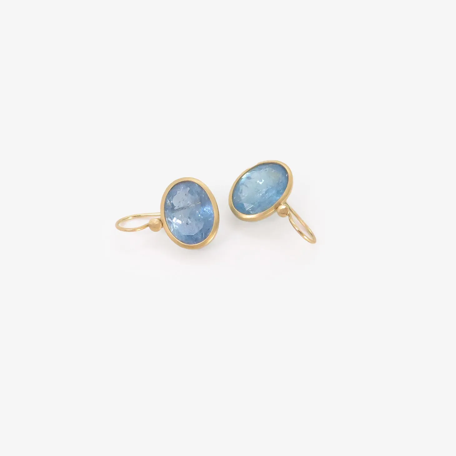 18k & oval aquamarine earrings, 16.13ct