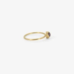 18k & round cabochon purple sapphire ring with three scallops
