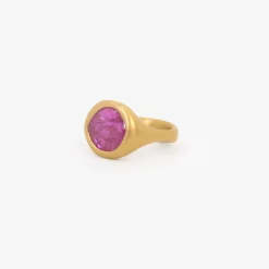22k & ruby pebble cast ring, 3.57ct