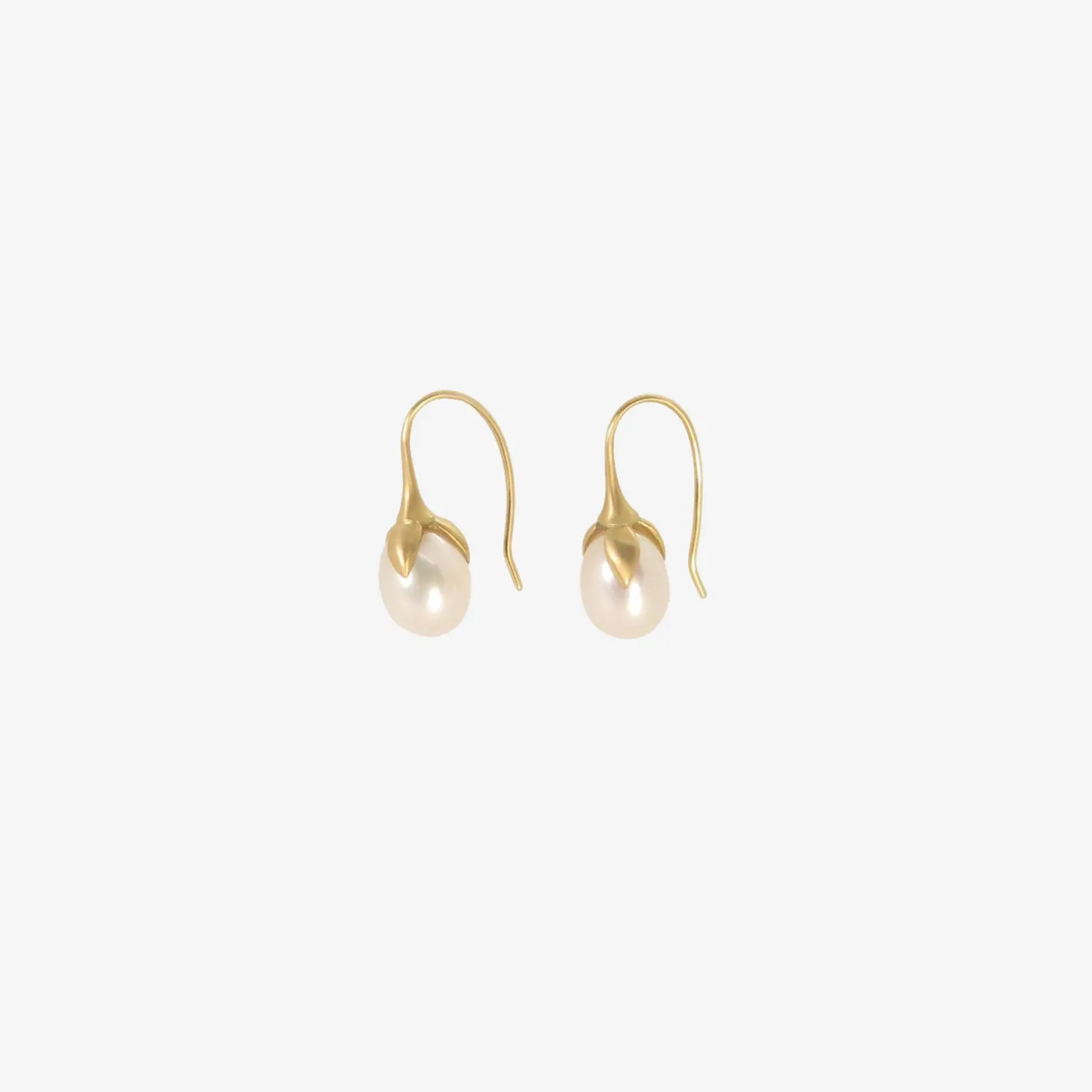 18k & white freshwater pearl eggplant earrings