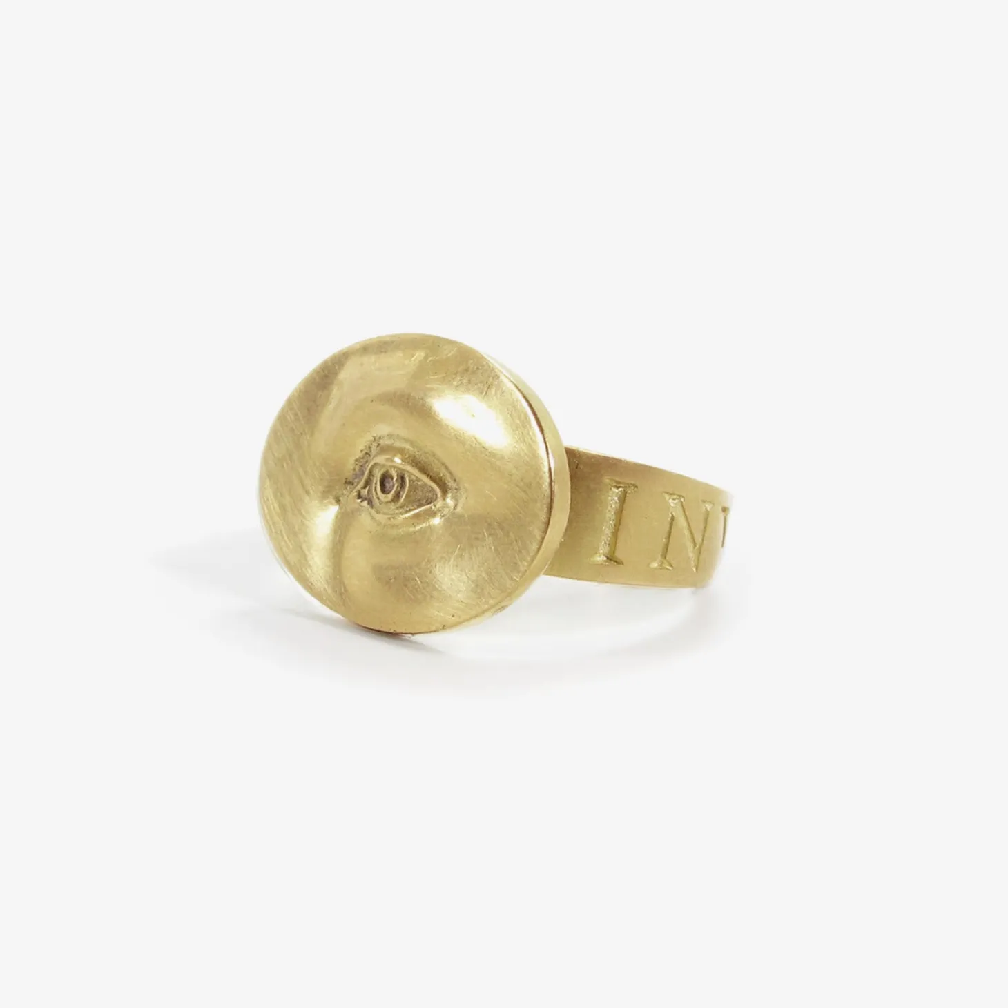 10k love token eye ring – “invigilare” – to watch over